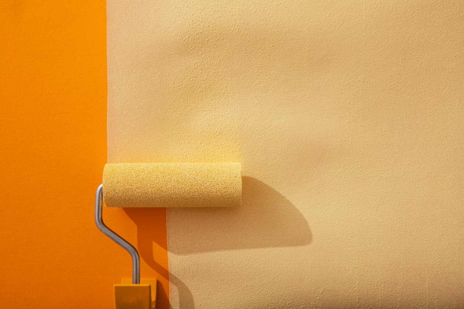 Sorgfältige Malerarbeiten an einer Innenwand
